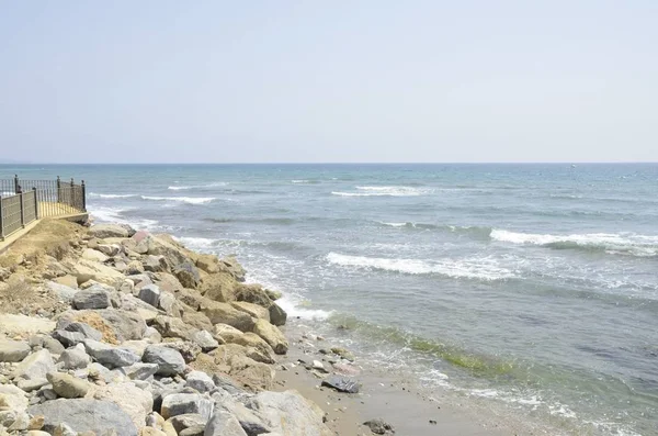 Sassi Sulla Riva Della Spiaggia Visti Dal Lungomare Marbella Andalusia — Foto Stock