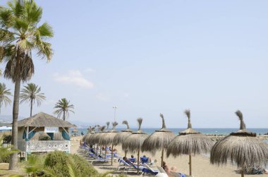 Marbella, İspanya - 31 Ağustos 2018: Andalusia, İspanya Marbella plaj şezlong üzerinde güneşlenme ve rahatlatıcı insanlar