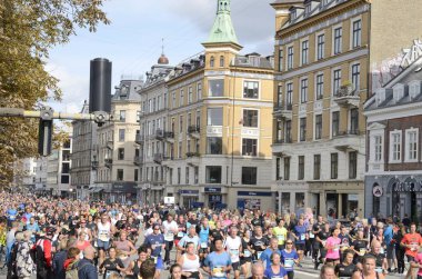 Copenhagen, Danimarka - 16 Eylül 2018: Yarı maraton başlangıç alanında Oster Alle Kopenhag, Danimarka, koşucu.
