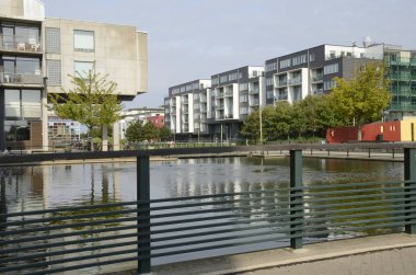 Malmö, İsveç - 17 Eylül 2018: Modern konut nexto için su birikintisi Malmo, İsveç. 
