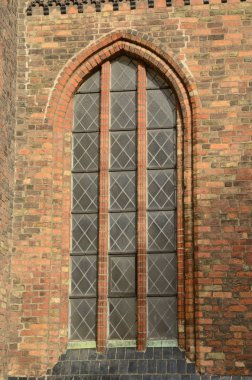 Pencere tuğla Gotik Kilisesi Saint Peter Malmo, İsveç. 