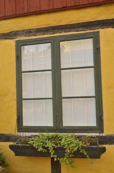 Ventana Verde Madera Sobre Edificio Tradicional Amarillo Casco Antiguo Malmo — Foto de Stock