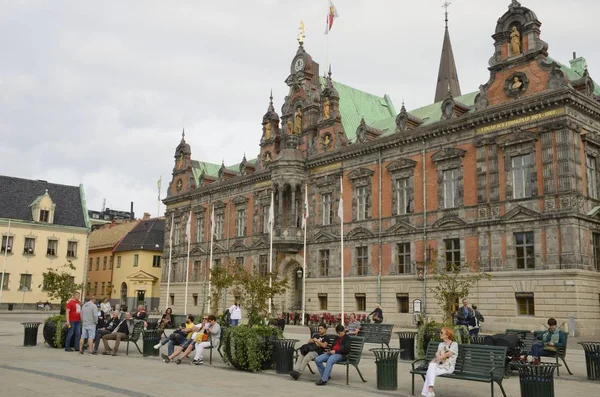 瑞典马尔默 2018年9月17日 在瑞典马尔默市 Stortorget 广场历史市政厅前长凳上的人们 — 图库照片