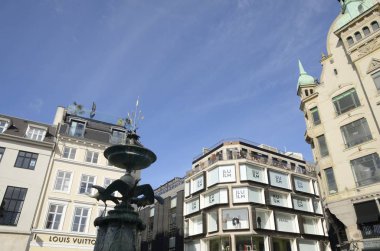 Copenhagen, Danimarka - 15 Eylül 2018: Leylek Çeşme Amager binalarda merkezi Kopenhag, Danimarka çevrili Meydanı.