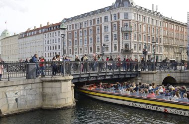 Copenhagen, Danimarka - 15 Eylül 2018: Turistik tekne passigng altında bir köprü kanalına Kopenhag, Danimarka, insanlar.