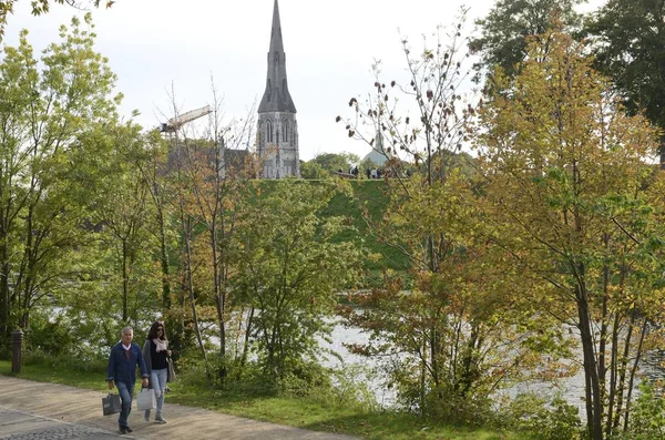 Copenhagen Denemarken September 2018 Paar Wandelen Het Park Naast Het — Stockfoto