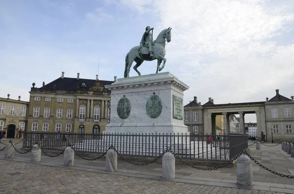丹麦哥本哈根 2018年9月16日 丹麦哥本哈根阿美琳堡皇宫广场丹麦国王弗雷德里克五世雕像 — 图库照片