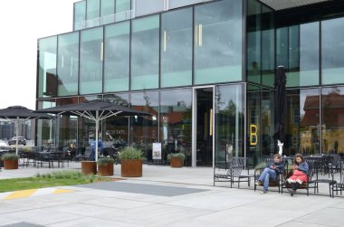 Copenhagen, Danimarka - 16 Eylül 2018: Dış modern kristal kafeterya liman ön Kopenhag, Danimarka, insanlar.