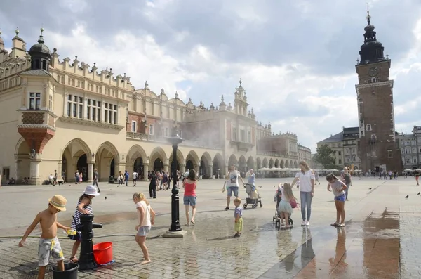 Kracow Polônia Julho 2018 Crianças Brincando Com Água Dia Verão — Fotografia de Stock