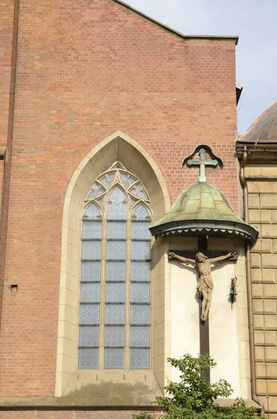 Socha Krista Kříži Průčelí Baziliky Svaté Trojice Gotický Kostel Krakově — Stock fotografie