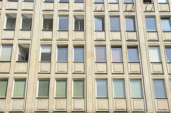在波兰华沙建筑立面上的窗户对齐 — 图库照片