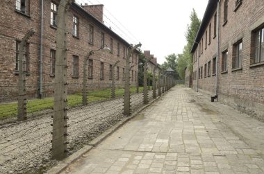 Oswiecim, Polonya - 26 Temmuz 2018: Auschwitz girip ben imha kampı Avrupa'da Nazi tarafından 24 Ağustos 2013 Oswiecim, Polonya üzerine inşa bölme tel çit.