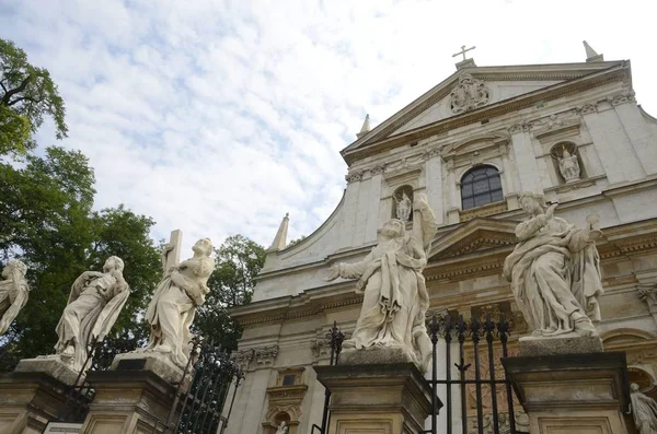 Din heykelleri önünde kilise Aziz Peter ve Paul eski şehir Krakow, Polonya.