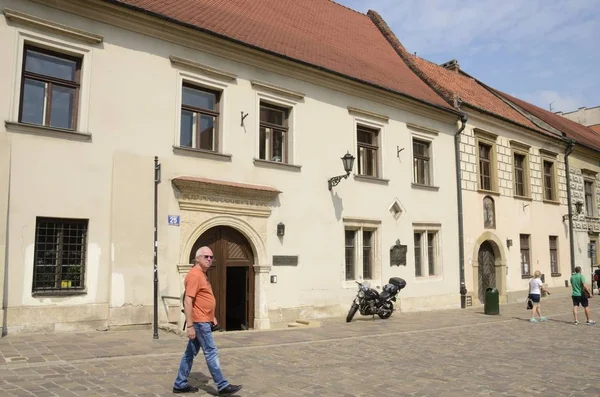 Kracow Polsko Července 2018 Málo Lidí Kteří Jdou Ulici Nedaleko — Stock fotografie