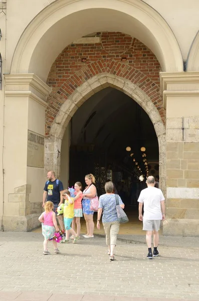 Kraków Polska Lipca 2018 Ludzie Arch Wejście Galerii Handlowej Placu — Zdjęcie stockowe