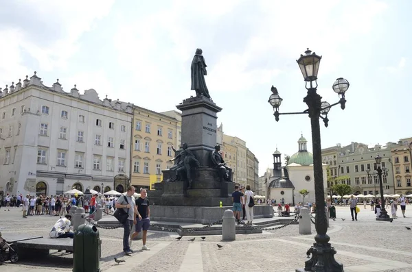 ポーランド クラクフの中心部に アダム ミツキェヴィチ 記念碑とメイン マーケット広場クラクフ ポーランド 2018 — ストック写真