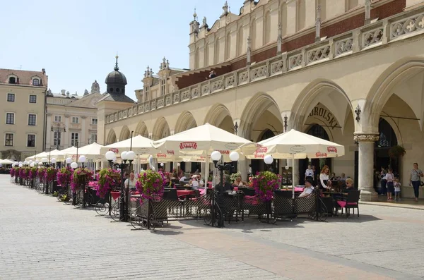 Krakow, Polonya - 25 Temmuz 2018: Main Market Square Krakow, Polonya, Teras Restoran, gastronomi insanlar.