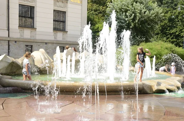 Kracow Poland July 2018 Kids Playing Water Summer Day Fountain — Stock Photo, Image