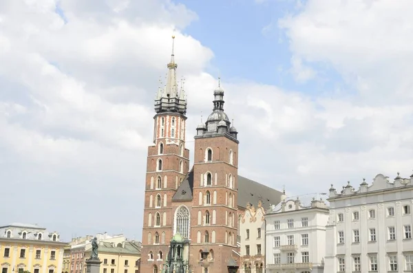 Wieże Saint Mary Kościół Budynki Przy Rynku Głównym Krakowie — Zdjęcie stockowe