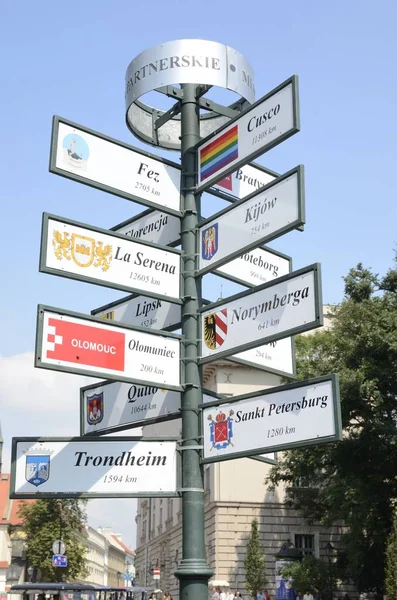 Kracow, Polonya - 27 Temmuz 2018: Krakow, Polonya Krakow mesafeler dünya şehirleri için gösterilen kartel. 