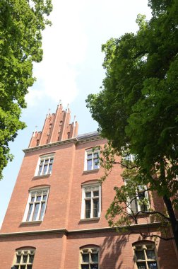 Krakow, Polonya'nın tarihi merkezinde üniversitenin tuğla bina.