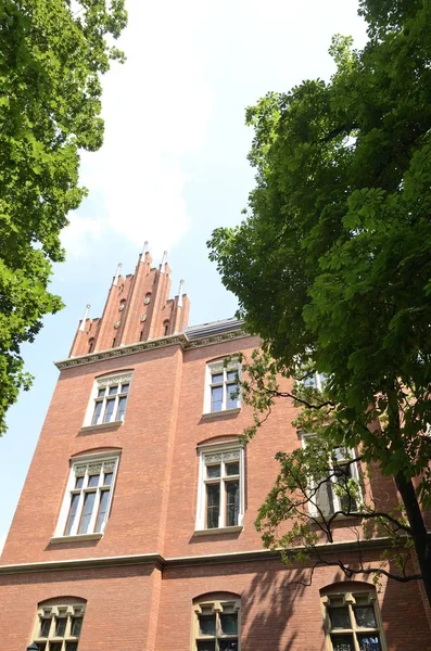 Krakow, Polonya'nın tarihi merkezinde üniversitenin tuğla bina.