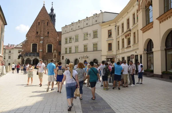 Cracóvia Polônia Julho 2018 Pessoas Rua Que Leva Igreja Santa — Fotografia de Stock