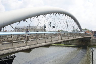 Krakow, Polonya - 27 Temmuz 2018: Babası Bernatek yaya köprüsü üzerinde Vistula Kazimierz, Yahudi Mahallesi'ne birleştiren Nehri, Podgorze, Krakow, Polonya Yahudi Gettosu ile.