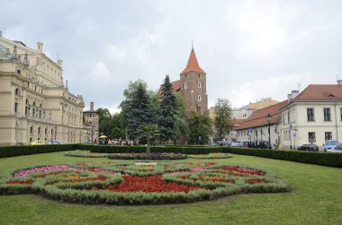 Krakow, Polonya - 26 Temmuz 2018: İnsanlar kutsal ruh Meydanı eski kasaba Krakow, Polonya.