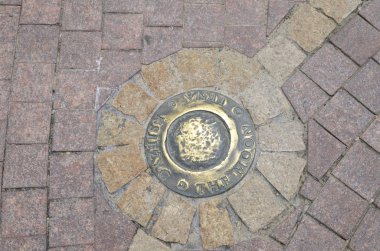 Varşova, Polonya - 29 Temmuz 2018: Bronz Moon yere Copernicus Plaza, Varşova, Polonya.