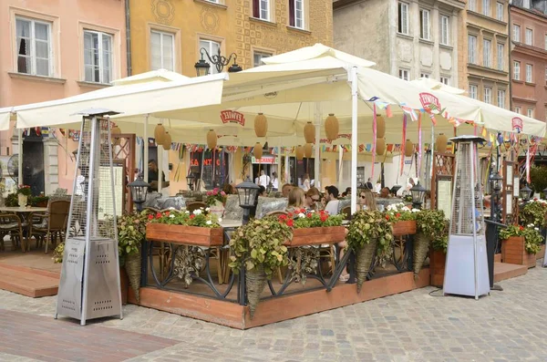 Warszawa Polen Juli 2018 Människor Utomhus Bar Terrass Slottstorget Warszawa — Stockfoto