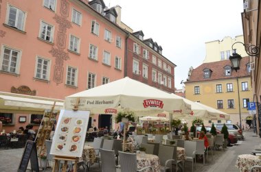 Warsaw, Polonya - 29 Temmuz 2018: Açık havada bar teras eski kasaba Varşova, Polonya, insanlar.