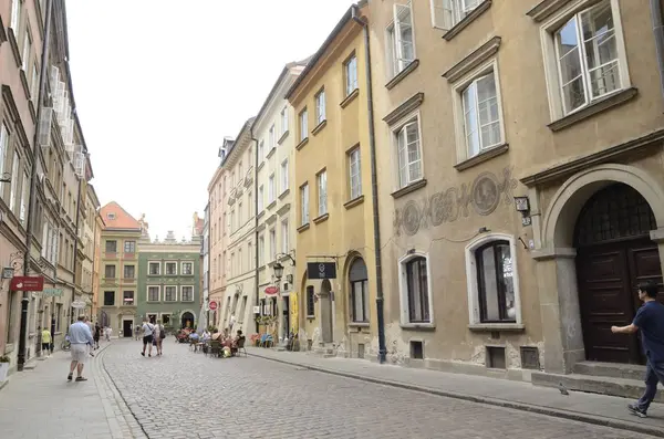 Varsavia Polonia Luglio 2018 Persone Strada Acciottolata Nel Centro Storico — Foto Stock