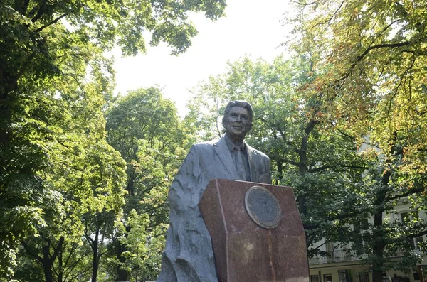 Varsóvia Polônia Julho 2018 Monumento Ronald Reagan Enfrentou Edifício Embaixada — Fotografia de Stock