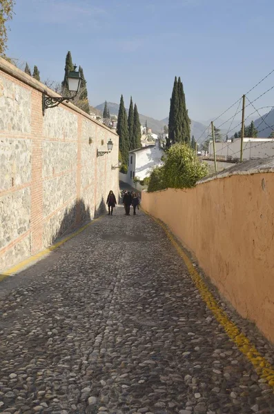 Granada Espanha Dezembro 2014 Pessoas Passeando Calçadas Estreitas Pedra Distrito — Fotografia de Stock
