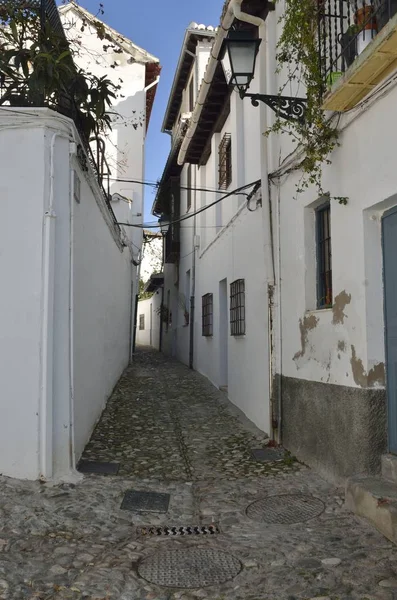 西班牙安达卢西亚格拉纳达的阿尔拜钦中世纪摩尔人区的狭窄石街 — 图库照片