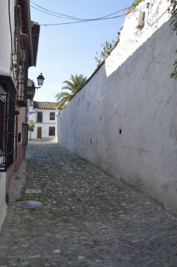 Dar taş sokak Ortaçağ Mağribi İlçesi, Albaicin Granada, Endülüs, İspanya. 