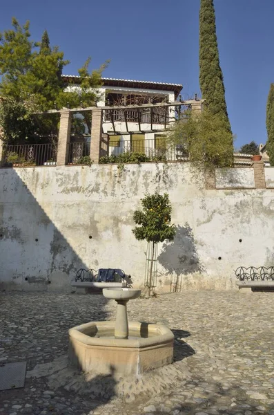Taş Çeşme Arnavut Kaldırımlı Plaza Daki Ortaçağ Mağribi Lçesi Albaicin — Stok fotoğraf
