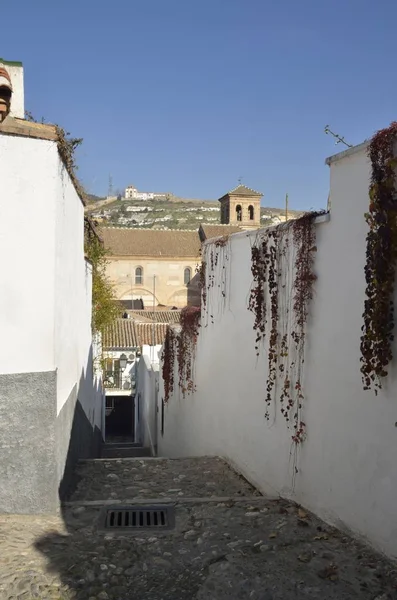 在西班牙安达卢西亚格拉纳达的 Albaycin 石梯与教堂在后台 — 图库照片