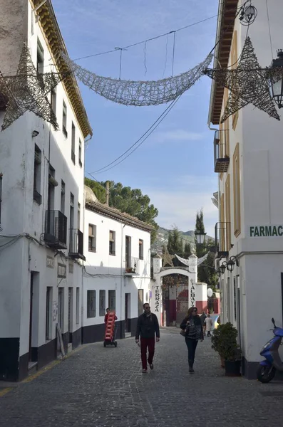 グラナダ スペイン 2014 カップル アンダルシア スペインのグラナダのアルバイシン地区の典型的な通りで散歩 — ストック写真