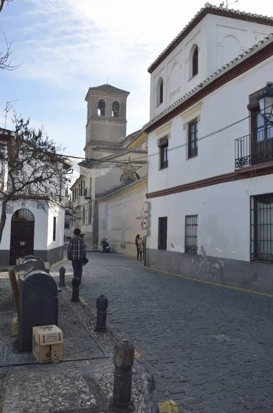 Granada España Diciembre 2014 Campanario Calle Adoquinada Barrio Del Albaicín — Foto de Stock