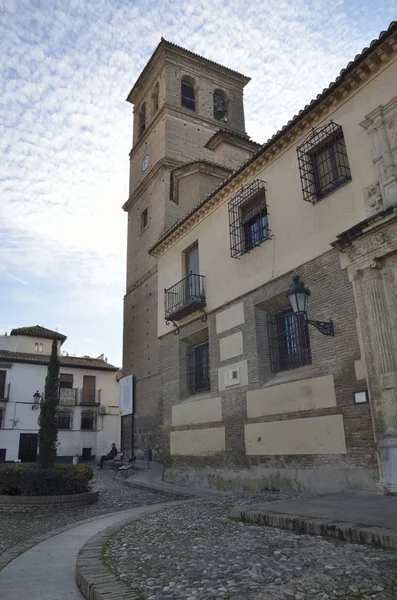 Granada Spanje December 2014 Man Bank Voor Kerk Kasseien Plaza — Stockfoto
