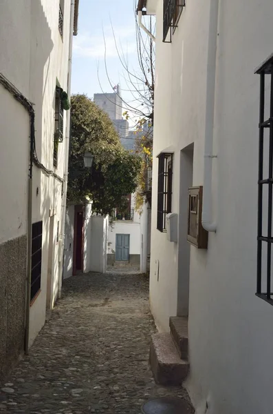 Granada Endülüs Spanya Albaicin Bölgesi Dar Arnavut Kaldırımlı Sokakta Üzerinden — Stok fotoğraf