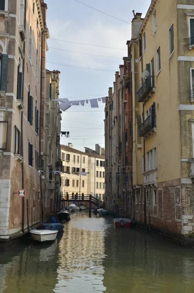 ヴェネツィア イタリアで カンナレージョ地区の運河の建物の間にぶら下がっている白い服 — ストック写真