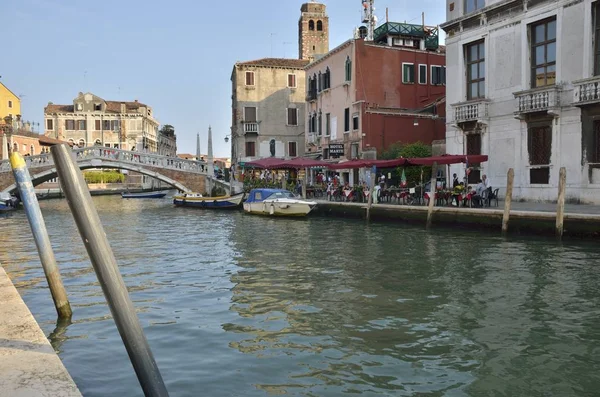 Restaurant am venezianischen Flussufer — Stockfoto