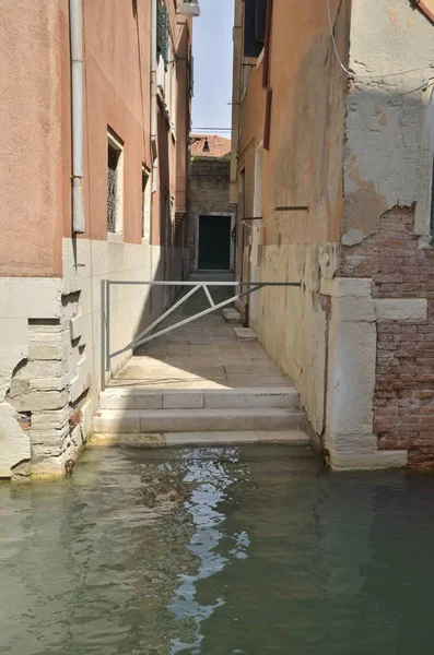 Narrow alley in Venice — Stock Photo, Image