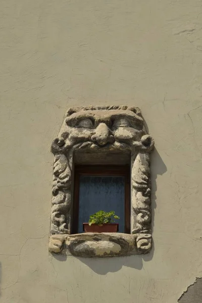 Escultura de piedra en ventana — Foto de Stock