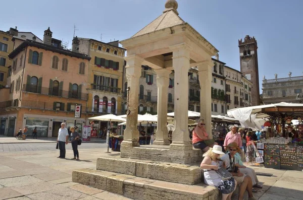 Kirchturmspitze auf der Piazza delle erbe — Stockfoto