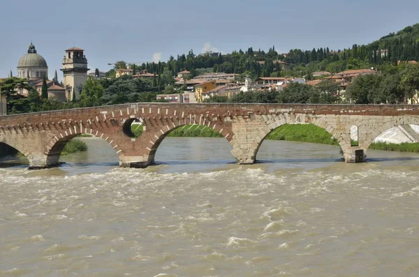 Kamienny most w mieście Werona — Zdjęcie stockowe