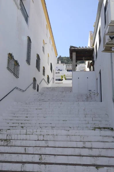 Witte trap in Benahavis — Stockfoto